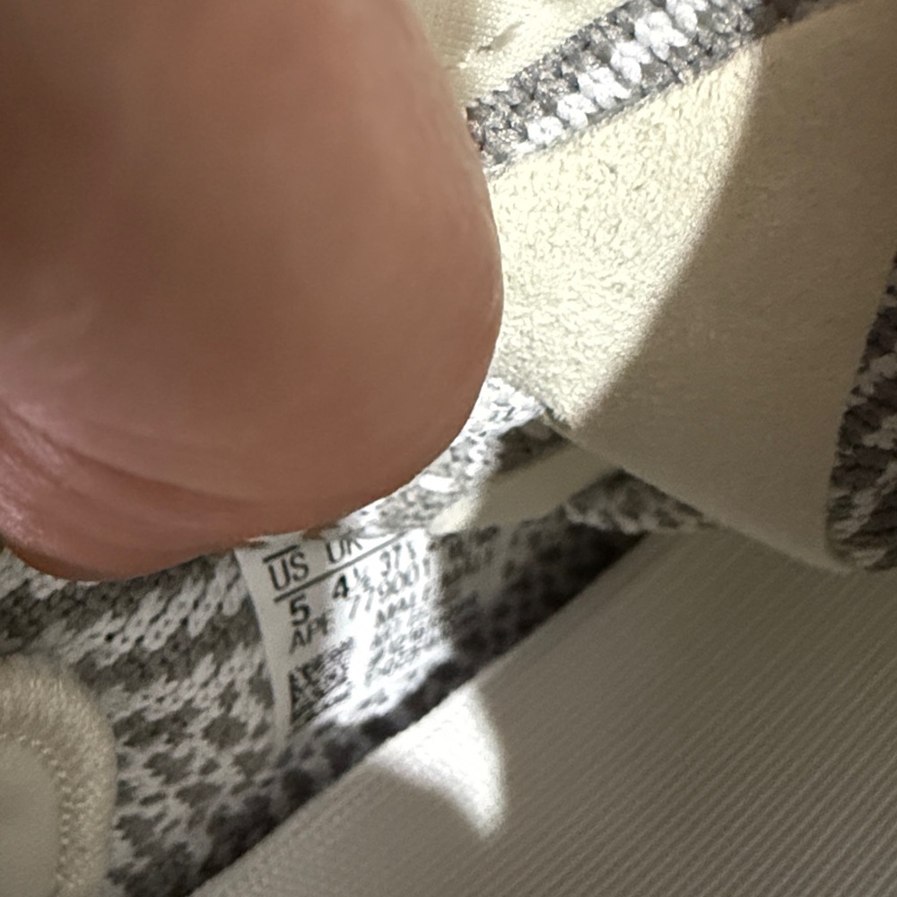 Adidas Yeezy Boost 350 V2 in Gray and Cream Size 5 Men/Kids/6.5 Women’s. - Picture 4 of 4